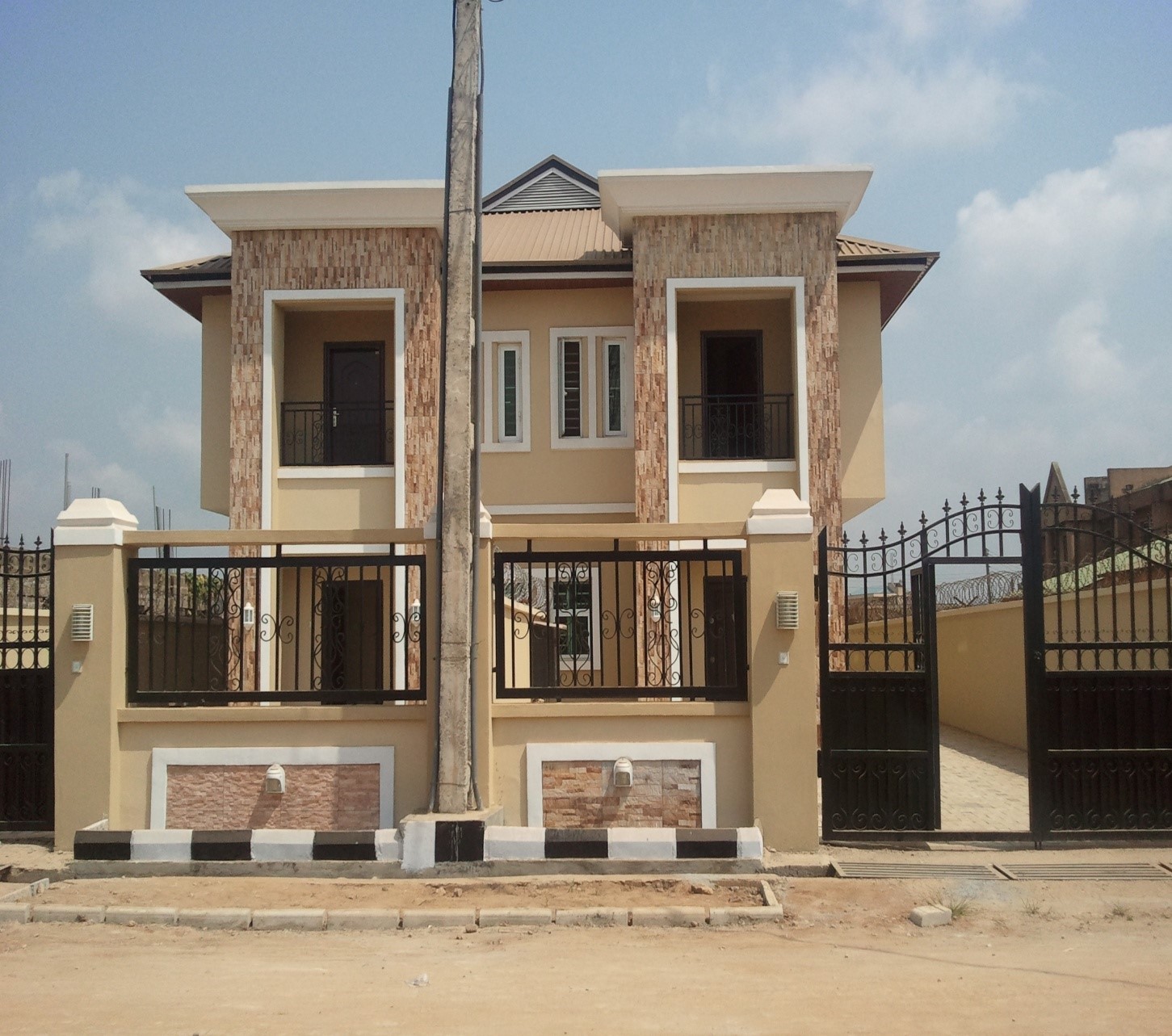 4BEDROOM SEMI-DETACHED